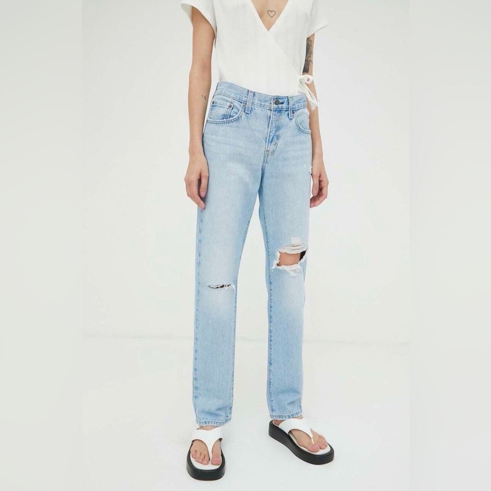 NWT. Levi’s Middy Straight Jeans. NEW